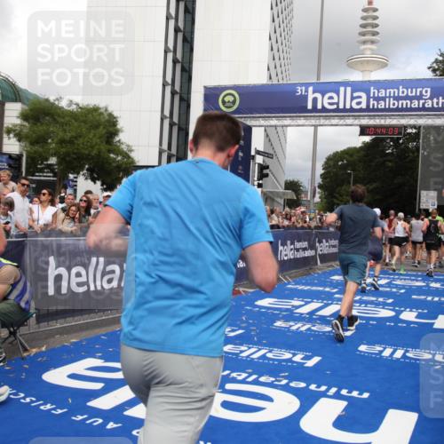 29.06.2025 - hella hamburg halbmarathon Michael Strokosch http://msf.ph/oto/8202850 29.06.2025 10:44:02 Ziel 1558, 3907, 4981, 6705, 8063, 8145, 8900, 9081, 10493, 10596, 11809, 12438, 12966, 15383, 16549, 17376, 17403, 17516, 18678 meine-sportfotos.de