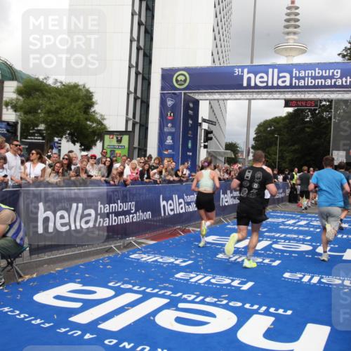 29.06.2025 - hella hamburg halbmarathon Michael Strokosch http://msf.ph/oto/8202862 29.06.2025 10:44:04 Ziel 1558, 4981, 6705, 8063, 8900, 9081, 10596, 11346, 12438, 15383, 16549, 17403, 17516, 17977 meine-sportfotos.de