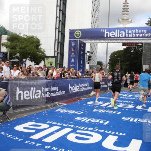29.06.2025 - hella hamburg halbmarathon Michael Strokosch http://msf.ph/oto/8202880 29.06.2025 10:44:04 Ziel 1558, 4981, 6705, 8063, 8900, 9081, 10596, 11346, 12438, 15383, 16549, 17403, 17516, 17977 meine-sportfotos.de
