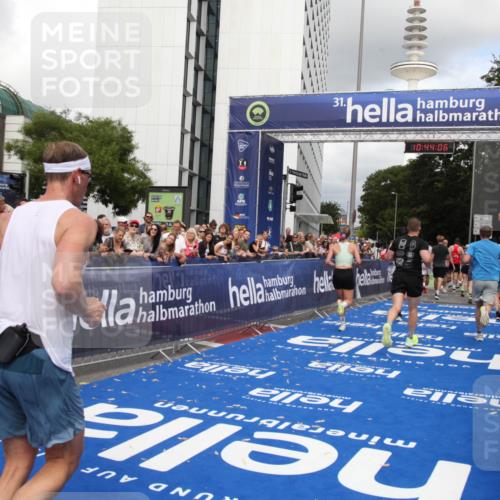 29.06.2025 - hella hamburg halbmarathon Michael Strokosch http://msf.ph/oto/8202903 29.06.2025 10:44:04 Ziel 1558, 4981, 6705, 8063, 8900, 9081, 10596, 11346, 12438, 15383, 16549, 17403, 17516, 17977 meine-sportfotos.de