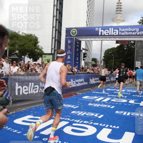 29.06.2025 - hella hamburg halbmarathon Michael Strokosch http://msf.ph/oto/8202933 29.06.2025 10:44:05 Ziel 1558, 2816, 4981, 6705, 8063, 8900, 9081, 10596, 11346, 12438, 13123, 15383, 16697, 17516, 17977, 18004 meine-sportfotos.de