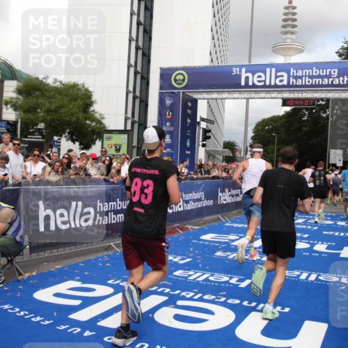 29.06.2025 - hella hamburg halbmarathon Michael Strokosch http://msf.ph/oto/8203018 29.06.2025 10:44:06 Ziel 1391, 1558, 2816, 4981, 6705, 8063, 8900, 9081, 10596, 11346, 13123, 15383, 16506, 16697, 17516, 17977, 18004 meine-sportfotos.de