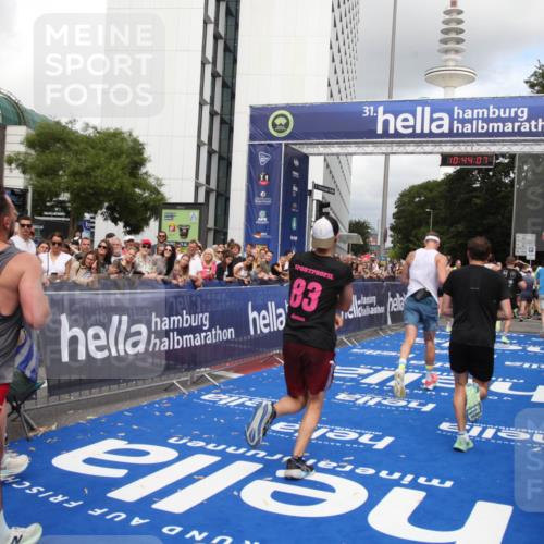 29.06.2025 - hella hamburg halbmarathon Michael Strokosch http://msf.ph/oto/8203025 29.06.2025 10:44:06 Ziel 1391, 1558, 2816, 4981, 6705, 8063, 8900, 9081, 10596, 11346, 13123, 15383, 16506, 16697, 17516, 17977, 18004 meine-sportfotos.de