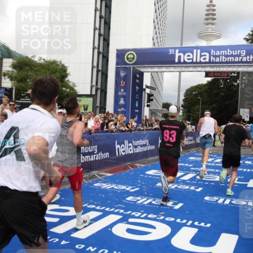 29.06.2025 - hella hamburg halbmarathon Michael Strokosch http://msf.ph/oto/8203031 29.06.2025 10:44:07 Ziel 1391, 1558, 2816, 3021, 4981, 6705, 8900, 9081, 10596, 11346, 13123, 15383, 16506, 16697, 17516, 17977, 18004 meine-sportfotos.de