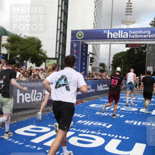29.06.2025 - hella hamburg halbmarathon Michael Strokosch http://msf.ph/oto/8203037 29.06.2025 10:44:07 Ziel 1391, 1558, 2816, 3021, 4981, 6705, 8900, 9081, 10596, 11346, 13123, 15383, 16506, 16697, 17516, 17977, 18004 meine-sportfotos.de