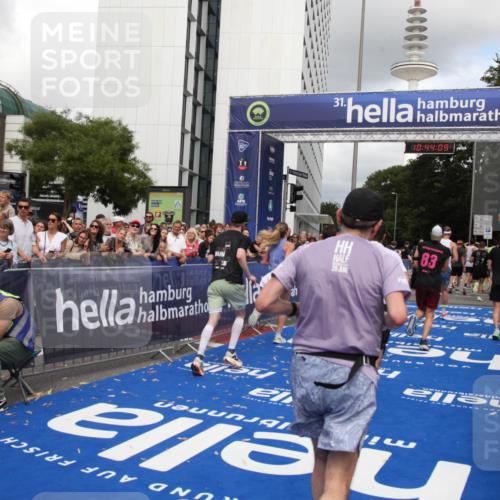 29.06.2025 - hella hamburg halbmarathon Michael Strokosch http://msf.ph/oto/8203053 29.06.2025 10:44:08 Ziel 1391, 1558, 2816, 3021, 4981, 6705, 9081, 11346, 13123, 15383, 16506, 16697, 17516, 17977, 18004 meine-sportfotos.de