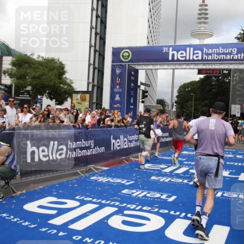 29.06.2025 - hella hamburg halbmarathon Michael Strokosch http://msf.ph/oto/8203063 29.06.2025 10:44:08 Ziel 1391, 1558, 2816, 3021, 4981, 6705, 9081, 11346, 13123, 15383, 16506, 16697, 17516, 17977, 18004 meine-sportfotos.de