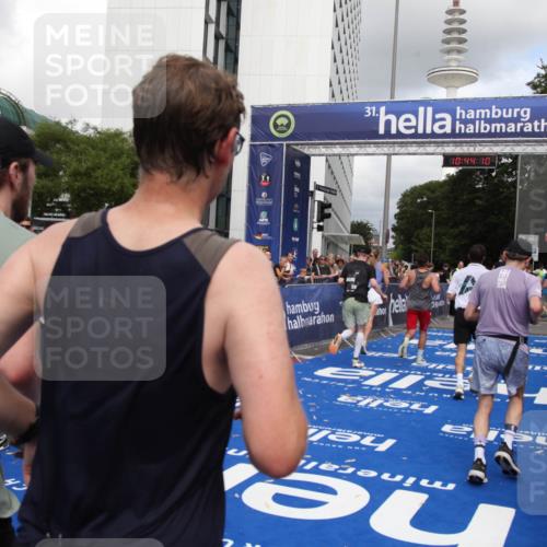 29.06.2025 - hella hamburg halbmarathon Michael Strokosch http://msf.ph/oto/8203088 29.06.2025 10:44:09 Ziel 1391, 1558, 2816, 3021, 6705, 9081, 9633, 10193, 10930, 11346, 13123, 16506, 16648, 16697, 17516, 17977, 18004 meine-sportfotos.de