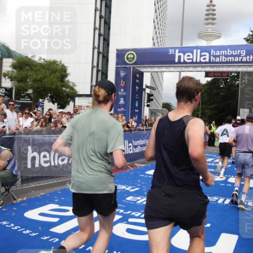 29.06.2025 - hella hamburg halbmarathon Michael Strokosch http://msf.ph/oto/8203095 29.06.2025 10:44:09 Ziel 1391, 1558, 2816, 3021, 6705, 9081, 9633, 10193, 10930, 11346, 13123, 16506, 16648, 16697, 17516, 17977, 18004 meine-sportfotos.de