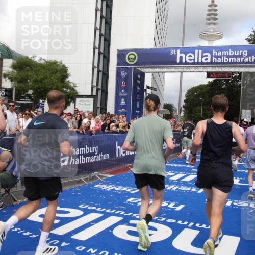 29.06.2025 - hella hamburg halbmarathon Michael Strokosch http://msf.ph/oto/8203129 29.06.2025 10:44:09 Ziel 1391, 1558, 2816, 3021, 6705, 9081, 9633, 10193, 10930, 11346, 13123, 16506, 16648, 16697, 17516, 17977, 18004 meine-sportfotos.de