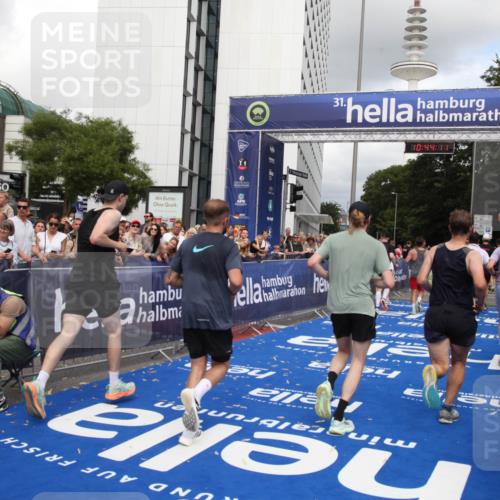 29.06.2025 - hella hamburg halbmarathon Michael Strokosch http://msf.ph/oto/8203148 29.06.2025 10:44:10 Ziel 1391, 1558, 2816, 3021, 5231, 6705, 9081, 9633, 10193, 10930, 11346, 13123, 16506, 16648, 16697, 17516, 17748, 17977, 18004 meine-sportfotos.de