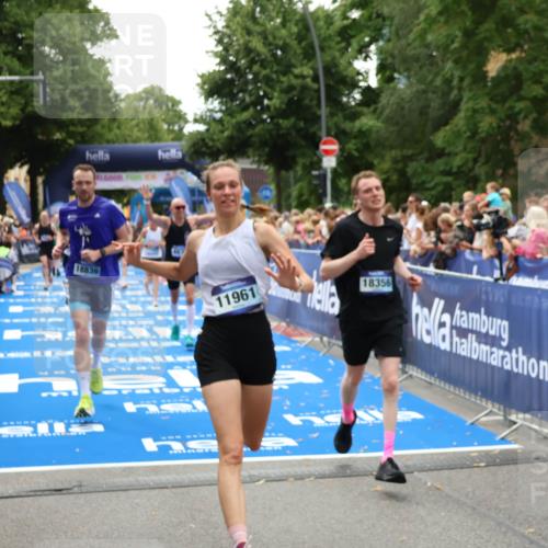 29.06.2025 - hella hamburg halbmarathon Zöllner http://msf.ph/oto/8203205 29.06.2025 10:47:58 Ziel 1604, 1613, 4528, 5022, 6836, 11961, 14730, 15333, 16766, 17451, 18356, 18836, 19198 meine-sportfotos.de