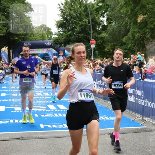 29.06.2025 - hella hamburg halbmarathon Zöllner http://msf.ph/oto/8203211 29.06.2025 10:47:58 Ziel 1604, 1613, 4528, 5022, 6836, 11961, 14730, 15333, 16766, 17451, 18356, 18836, 19198 meine-sportfotos.de