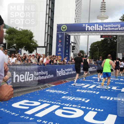 29.06.2025 - hella hamburg halbmarathon Michael Strokosch http://msf.ph/oto/8203242 29.06.2025 10:44:12 Ziel 1391, 2816, 3021, 4999, 5231, 9633, 10193, 10930, 11346, 13123, 14686, 15280, 16506, 16648, 16697, 17748, 17977, 18004 meine-sportfotos.de