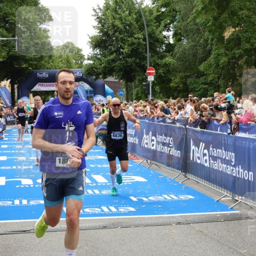 29.06.2025 - hella hamburg halbmarathon Zöllner http://msf.ph/oto/8203258 29.06.2025 10:47:59 Ziel 1604, 1613, 4528, 5022, 6836, 14730, 15333, 16766, 17451, 18206, 18836, 18922, 19198 meine-sportfotos.de
