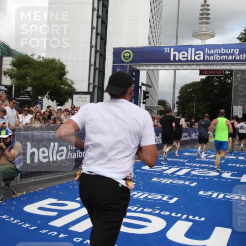 29.06.2025 - hella hamburg halbmarathon Michael Strokosch http://msf.ph/oto/8203273 29.06.2025 10:44:12 Ziel 1391, 2816, 3021, 4999, 5231, 9633, 10193, 10930, 11346, 13123, 14686, 15280, 16506, 16648, 16697, 17748, 17977, 18004 meine-sportfotos.de