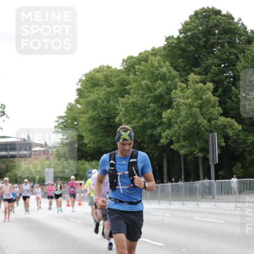 29.06.2025 - hella hamburg halbmarathon Jannik Wohlers http://msf.ph/oto/8203276 29.06.2025 10:25:41 Lombardsbrücke 5497, 6159, 8276, 8306, 8674, 10219, 11139, 11828, 11859, 12838, 12945, 12946, 14063, 14179, 14356, 14726, 17369, 19144 meine-sportfotos.de