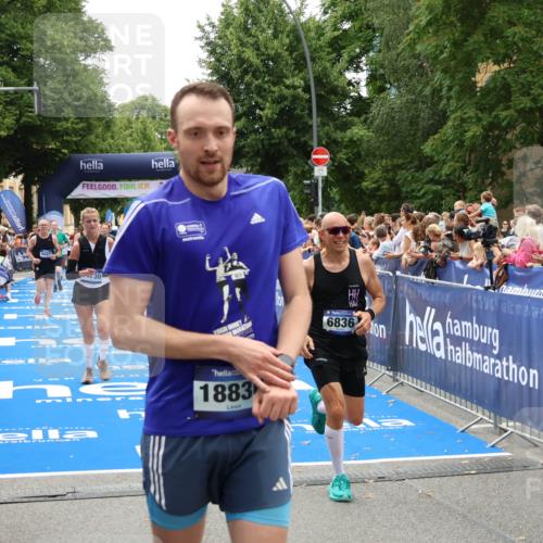 29.06.2025 - hella hamburg halbmarathon Zöllner http://msf.ph/oto/8203293 29.06.2025 10:48:00 Ziel 1604, 1613, 4528, 4601, 5022, 6377, 6836, 12808, 14730, 15333, 16766, 17451, 18206, 18922, 19198 meine-sportfotos.de