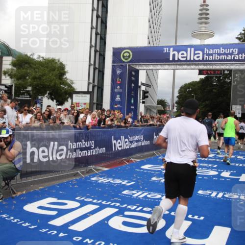 29.06.2025 - hella hamburg halbmarathon Michael Strokosch http://msf.ph/oto/8203296 29.06.2025 10:44:13 Ziel 1391, 2816, 3021, 4999, 5231, 9633, 10193, 10930, 12159, 13123, 14686, 14687, 15225, 15280, 16506, 16648, 16697, 17748, 17977, 18004, 18691 meine-sportfotos.de