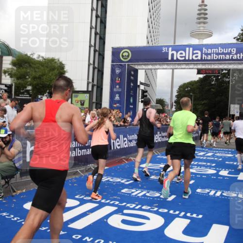 29.06.2025 - hella hamburg halbmarathon Michael Strokosch http://msf.ph/oto/8203323 29.06.2025 10:44:14 Ziel 1391, 2816, 3021, 4999, 5231, 7005, 9633, 10193, 10930, 12159, 13123, 14686, 14687, 15225, 15280, 16301, 16506, 16648, 16697, 17748, 18004, 18691 meine-sportfotos.de