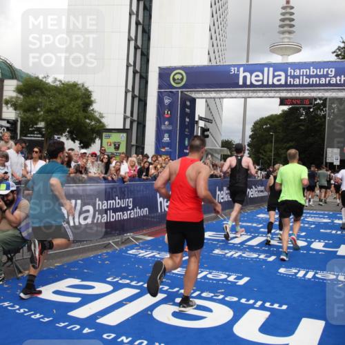 29.06.2025 - hella hamburg halbmarathon Michael Strokosch http://msf.ph/oto/8203345 29.06.2025 10:44:15 Ziel 1391, 3021, 4999, 5231, 5884, 7005, 9633, 10193, 10930, 12159, 14686, 14687, 15225, 15280, 16301, 16316, 16506, 16648, 17748, 18691 meine-sportfotos.de