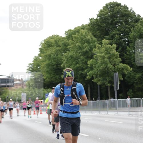29.06.2025 - hella hamburg halbmarathon Jannik Wohlers http://msf.ph/oto/8203347 29.06.2025 10:25:41 Lombardsbrücke 5497, 6159, 8276, 8306, 8674, 10219, 11139, 11828, 11859, 12838, 12945, 12946, 14063, 14179, 14356, 14726, 17369, 19144 meine-sportfotos.de