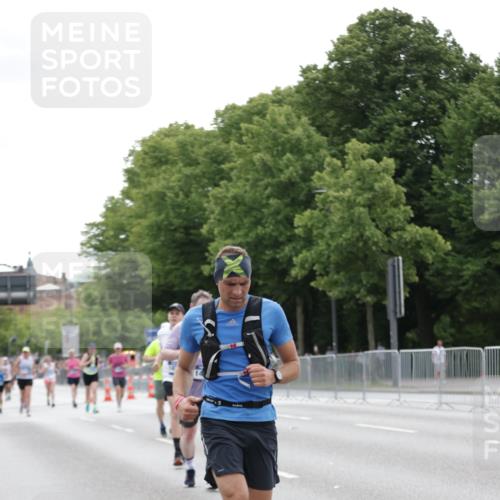 29.06.2025 - hella hamburg halbmarathon Jannik Wohlers http://msf.ph/oto/8203376 29.06.2025 10:25:41 Lombardsbrücke 5497, 6159, 8276, 8306, 8674, 10219, 11139, 11828, 11859, 12838, 12945, 12946, 14063, 14179, 14356, 14726, 17369, 19144 meine-sportfotos.de