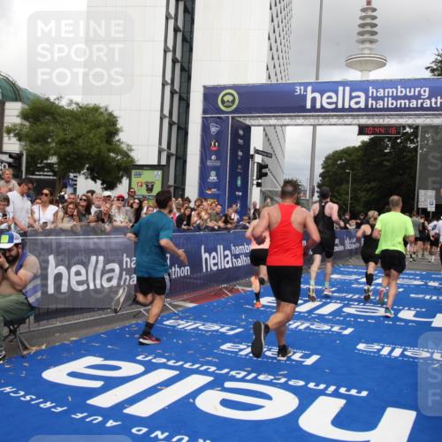 29.06.2025 - hella hamburg halbmarathon Michael Strokosch http://msf.ph/oto/8203380 29.06.2025 10:44:15 Ziel 1391, 3021, 4999, 5231, 5884, 7005, 9633, 10193, 10930, 12159, 14686, 14687, 15225, 15280, 16301, 16316, 16506, 16648, 17748, 18691 meine-sportfotos.de