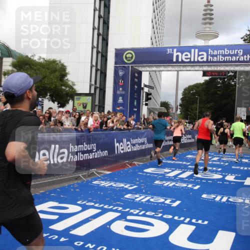 29.06.2025 - hella hamburg halbmarathon Michael Strokosch http://msf.ph/oto/8203415 29.06.2025 10:44:16 Ziel 1415, 3021, 4999, 5231, 5884, 7005, 8722, 9633, 10193, 10930, 12159, 14686, 14687, 15225, 15280, 16301, 16316, 16648, 17748, 18691 meine-sportfotos.de