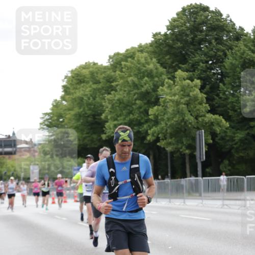 29.06.2025 - hella hamburg halbmarathon Jannik Wohlers http://msf.ph/oto/8203416 29.06.2025 10:25:41 Lombardsbrücke 5497, 6159, 8276, 8306, 8674, 10219, 11139, 11828, 11859, 12838, 12945, 12946, 14063, 14179, 14356, 14726, 17369, 19144 meine-sportfotos.de