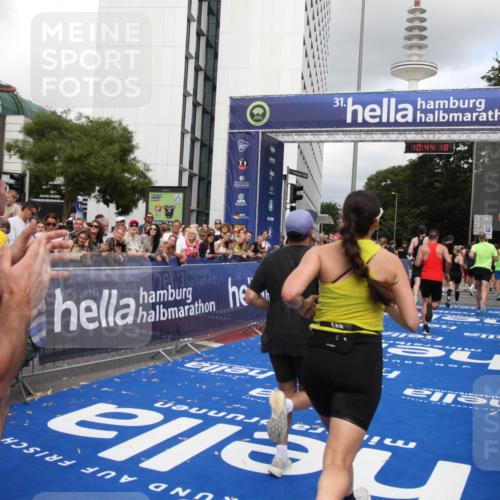 29.06.2025 - hella hamburg halbmarathon Michael Strokosch http://msf.ph/oto/8203432 29.06.2025 10:44:17 Ziel 1413, 1415, 4999, 5231, 5275, 5884, 7005, 8722, 9444, 9633, 10193, 10930, 12159, 14686, 14687, 15225, 15280, 16301, 16316, 16648, 16893, 17748, 18691 meine-sportfotos.de