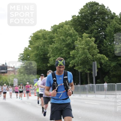 29.06.2025 - hella hamburg halbmarathon Jannik Wohlers http://msf.ph/oto/8203461 29.06.2025 10:25:41 Lombardsbrücke 5497, 6159, 8276, 8306, 8674, 10219, 11139, 11828, 11859, 12838, 12945, 12946, 14063, 14179, 14356, 14726, 17369, 19144 meine-sportfotos.de