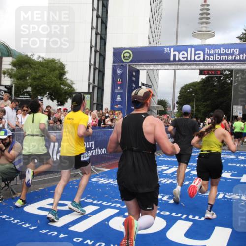 29.06.2025 - hella hamburg halbmarathon Michael Strokosch http://msf.ph/oto/8203478 29.06.2025 10:44:17 Ziel 1413, 1415, 4999, 5231, 5275, 5884, 7005, 8722, 9444, 9633, 10193, 10930, 12159, 14686, 14687, 15225, 15280, 16301, 16316, 16648, 16893, 17748, 18691 meine-sportfotos.de