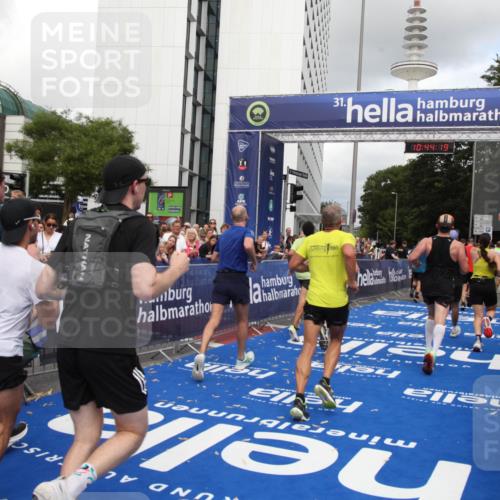 29.06.2025 - hella hamburg halbmarathon Michael Strokosch http://msf.ph/oto/8203520 29.06.2025 10:44:18 Ziel 1413, 1415, 4999, 5231, 5275, 5884, 7005, 8722, 9444, 9633, 10193, 10930, 12159, 14686, 14687, 15225, 15280, 16301, 16316, 16648, 16893, 17748, 18691 meine-sportfotos.de