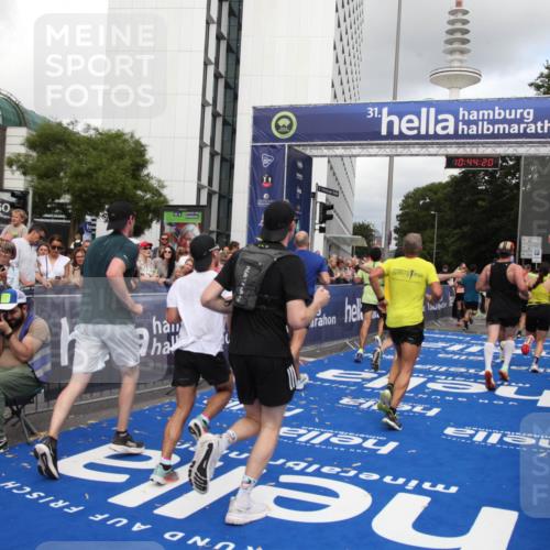 29.06.2025 - hella hamburg halbmarathon Michael Strokosch http://msf.ph/oto/8203537 29.06.2025 10:44:19 Ziel 1220, 1413, 1415, 4999, 5231, 5275, 5884, 7005, 8722, 9444, 12159, 12528, 14686, 14687, 15225, 15280, 16301, 16316, 16547, 16893, 17748, 18691 meine-sportfotos.de