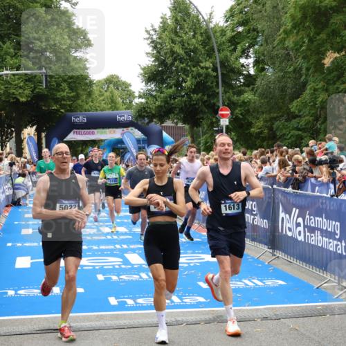 29.06.2025 - hella hamburg halbmarathon Zöllner http://msf.ph/oto/8203562 29.06.2025 10:48:04 Ziel 1086, 1604, 1613, 4324, 4528, 4601, 5022, 6377, 12706, 12724, 12747, 12808, 13570, 15333, 16149, 16766, 18206, 18922, 19198 meine-sportfotos.de