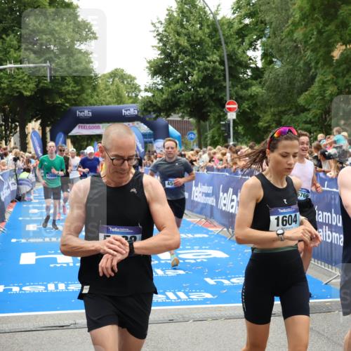 29.06.2025 - hella hamburg halbmarathon Zöllner http://msf.ph/oto/8203617 29.06.2025 10:48:05 Ziel 1086, 1604, 1613, 4324, 4528, 4601, 5022, 6377, 9638, 12706, 12724, 12747, 12808, 13570, 16149, 16766, 18206, 18922, 19198 meine-sportfotos.de