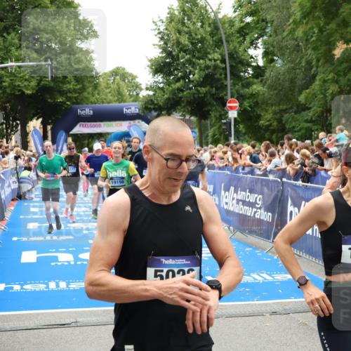 29.06.2025 - hella hamburg halbmarathon Zöllner http://msf.ph/oto/8203628 29.06.2025 10:48:06 Ziel 1086, 4324, 4528, 4601, 4711, 6377, 9638, 12706, 12724, 12747, 12808, 13570, 16149, 16766, 18206, 18922, 19198 meine-sportfotos.de
