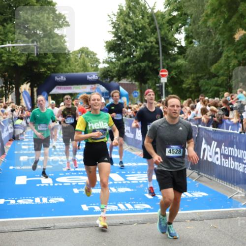 29.06.2025 - hella hamburg halbmarathon Zöllner http://msf.ph/oto/8203659 29.06.2025 10:48:07 Ziel 1086, 4324, 4528, 4601, 4711, 6377, 9626, 9638, 12706, 12724, 12747, 12808, 13570, 16094, 16149, 18206, 18922, 19198 meine-sportfotos.de