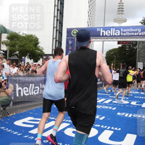 29.06.2025 - hella hamburg halbmarathon Michael Strokosch http://msf.ph/oto/8203678 29.06.2025 10:44:20 Ziel 1220, 1413, 1415, 4999, 5275, 5884, 7005, 8722, 9444, 12159, 12528, 14686, 14687, 15225, 15280, 16301, 16316, 16547, 16893, 18691 meine-sportfotos.de