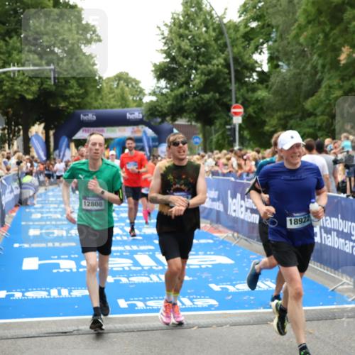 29.06.2025 - hella hamburg halbmarathon Zöllner http://msf.ph/oto/8203714 29.06.2025 10:48:08 Ziel 1086, 4324, 4601, 4711, 6377, 9544, 9626, 9638, 12706, 12724, 12747, 12808, 13570, 16094, 16149, 16269, 18206, 18922 meine-sportfotos.de