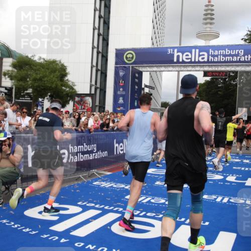 29.06.2025 - hella hamburg halbmarathon Michael Strokosch http://msf.ph/oto/8203730 29.06.2025 10:44:20 Ziel 1220, 1413, 1415, 4999, 5275, 5884, 7005, 8722, 9444, 12159, 12528, 14686, 14687, 15225, 15280, 16301, 16316, 16547, 16893, 18691 meine-sportfotos.de