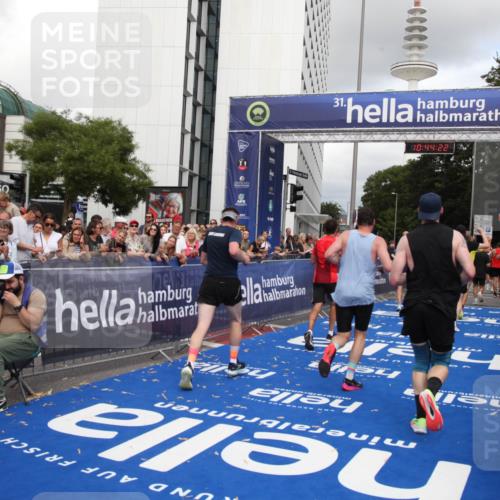 29.06.2025 - hella hamburg halbmarathon Michael Strokosch http://msf.ph/oto/8203778 29.06.2025 10:44:21 Ziel 1220, 1413, 1415, 5275, 5884, 7005, 8722, 9444, 12159, 12528, 14686, 14687, 15225, 15280, 16301, 16316, 16547, 16893, 18691 meine-sportfotos.de