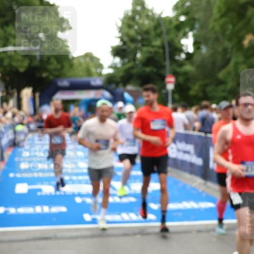 29.06.2025 - hella hamburg halbmarathon Zöllner http://msf.ph/oto/8203839 29.06.2025 10:48:11 Ziel 1086, 1914, 4324, 4711, 9544, 9626, 9638, 12685, 12706, 12724, 12747, 13570, 14192, 14814, 15590, 15973, 15981, 16094, 16149, 16269 meine-sportfotos.de