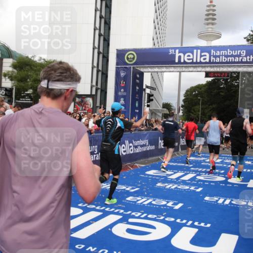 29.06.2025 - hella hamburg halbmarathon Michael Strokosch http://msf.ph/oto/8203921 29.06.2025 10:44:22 Ziel 1220, 1413, 1415, 1902, 5275, 5884, 7005, 7191, 8722, 9444, 12159, 12528, 14687, 15225, 16301, 16316, 16547, 16893, 18691 meine-sportfotos.de