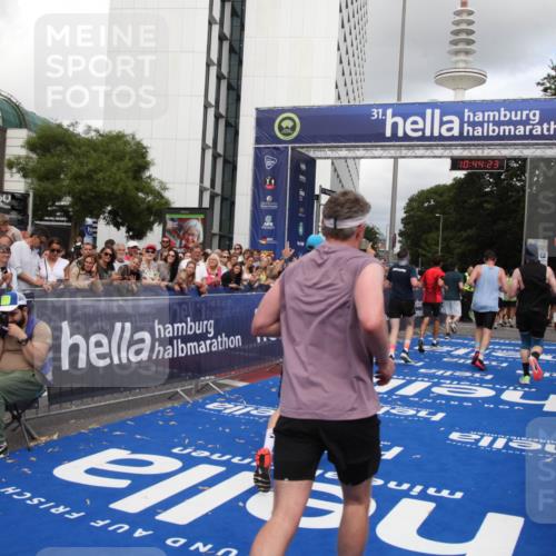 29.06.2025 - hella hamburg halbmarathon Michael Strokosch http://msf.ph/oto/8203969 29.06.2025 10:44:22 Ziel 1220, 1413, 1415, 1902, 5275, 5884, 7005, 7191, 8722, 9444, 12159, 12528, 14687, 15225, 16301, 16316, 16547, 16893, 18691 meine-sportfotos.de