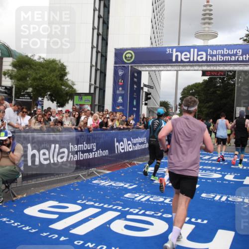 29.06.2025 - hella hamburg halbmarathon Michael Strokosch http://msf.ph/oto/8204010 29.06.2025 10:44:23 Ziel 1220, 1413, 1415, 1902, 5275, 5884, 7005, 7191, 8722, 9444, 12528, 16301, 16316, 16547, 16893 meine-sportfotos.de