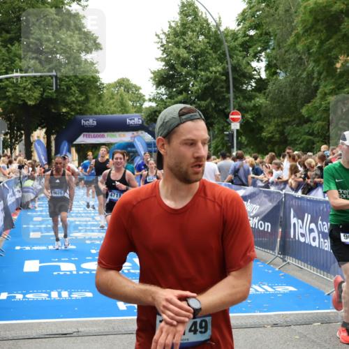 29.06.2025 - hella hamburg halbmarathon Zöllner http://msf.ph/oto/8204091 29.06.2025 10:48:14 Ziel 1914, 4711, 7599, 8916, 9544, 9626, 9638, 11211, 12685, 14192, 14814, 15590, 15629, 15973, 15981, 16094, 16269, 19127 meine-sportfotos.de