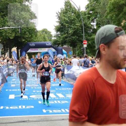 29.06.2025 - hella hamburg halbmarathon Zöllner http://msf.ph/oto/8204110 29.06.2025 10:48:14 Ziel 1914, 4711, 7599, 8916, 9544, 9626, 9638, 11211, 12685, 14192, 14814, 15590, 15629, 15973, 15981, 16094, 16269, 19127 meine-sportfotos.de