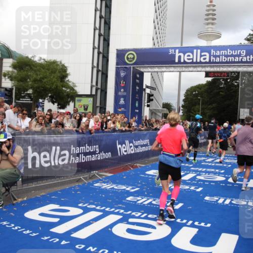 29.06.2025 - hella hamburg halbmarathon Michael Strokosch http://msf.ph/oto/8204145 29.06.2025 10:44:24 Ziel 1220, 1413, 1415, 1902, 5275, 5884, 7191, 8722, 9444, 12528, 16316, 16547, 16803, 16893 meine-sportfotos.de